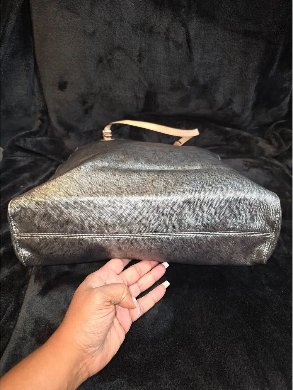 112. Michael Kors North South Jet Set (Metallic Silver)